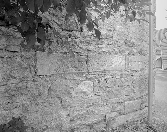 Inscription portée sur la face ouest de la ferme.