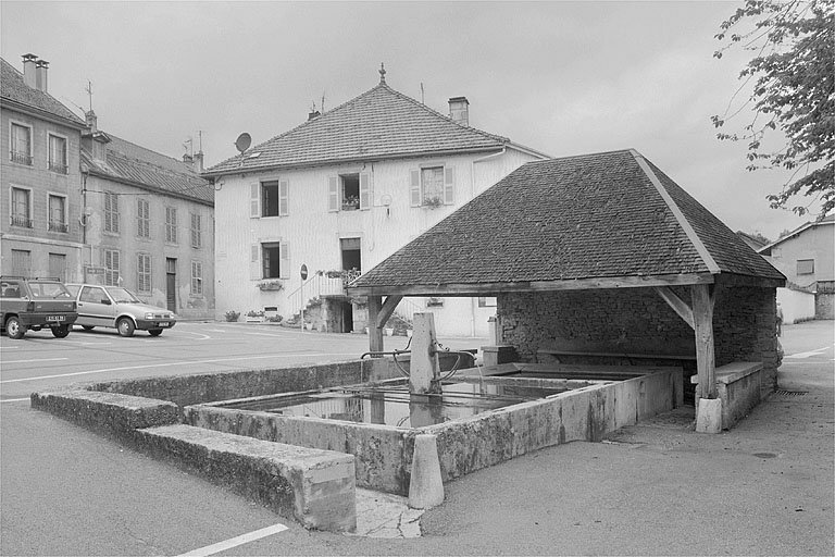 Place de la fontaine, la fontaine-lavoir.