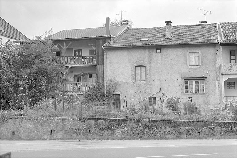 Grande Rue, façades postérieures d'anciennes fermes.