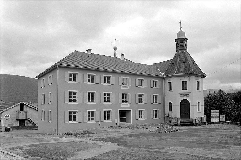 Vue d'ensemble de l'ancienne mairie depuis la place.