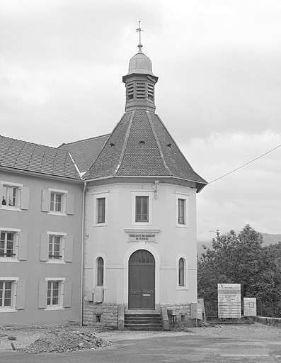 La tour polygonale donnant accès à la mairie.