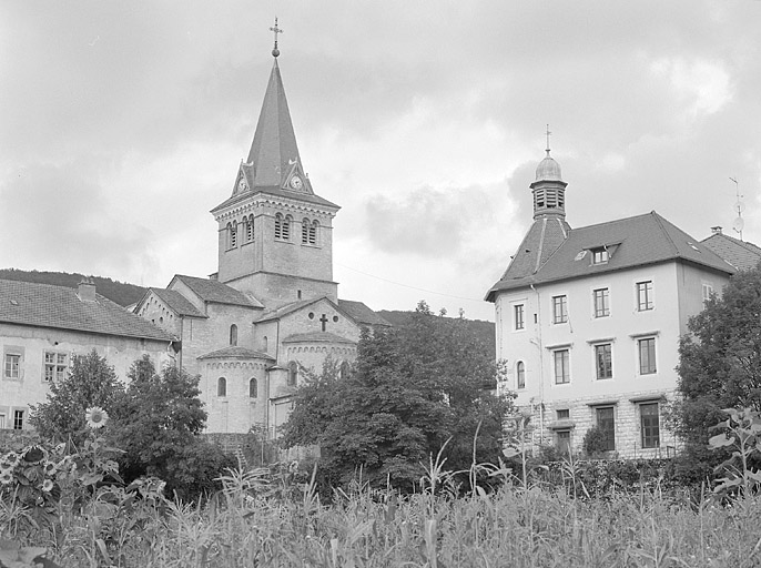 L'église paroissiale et l'ancienne mairie.