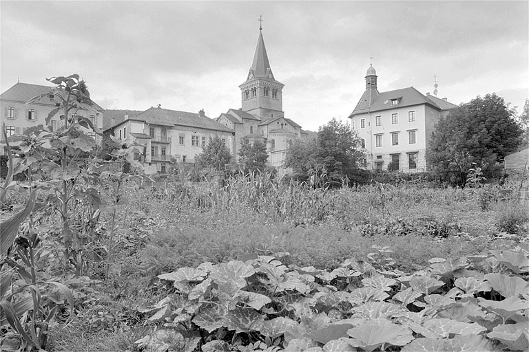 L'église paroissiale et l'ancienne mairie, à droite.