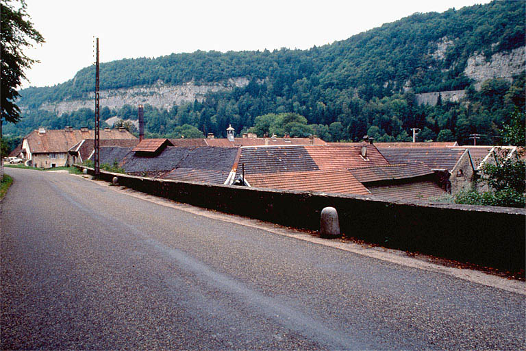 Vue des toits de l'usine depuis la route départementale, de trois quarts gauche.