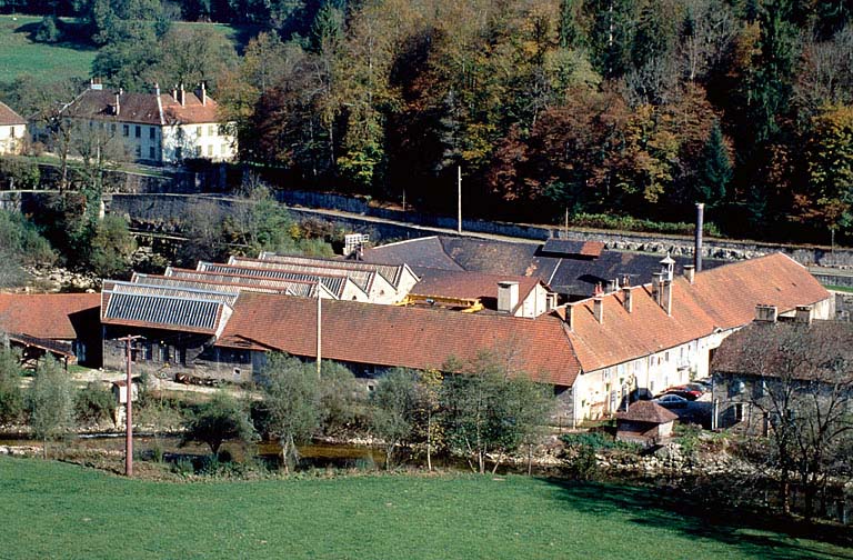 Vue d'ensemble du site depuis la ligne de chemin de fer.