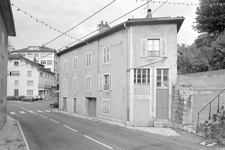 Façade sur la rue.
