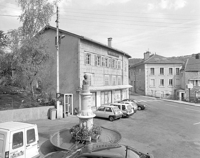 La fontaine Désiré Dalloz et le magasin de la Fraternelle.