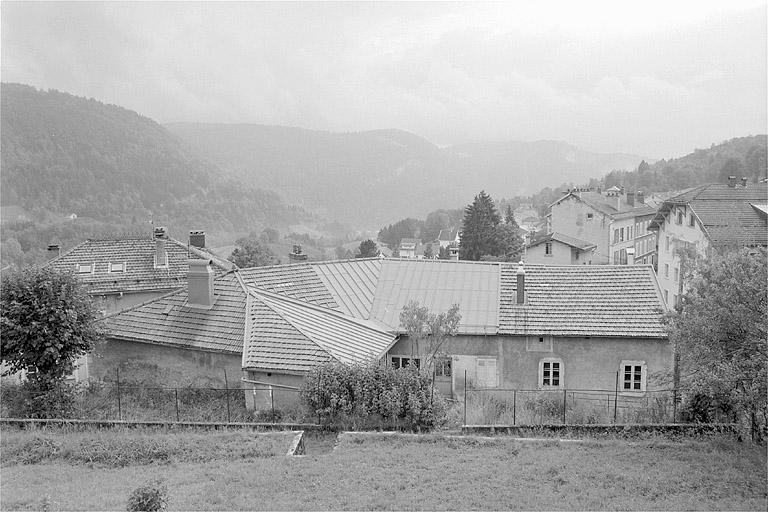 Façade postérieure et toit du bâtiment.
