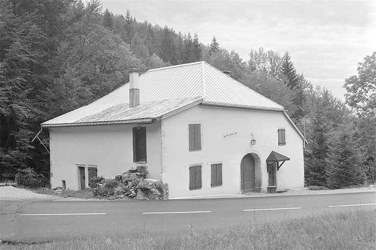 Face nord-est et façade postérieure.