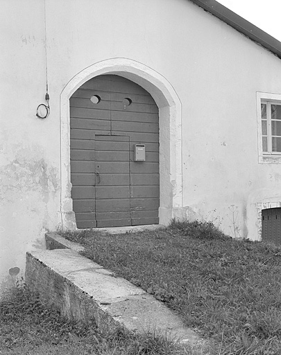 Porte de la grange haute.