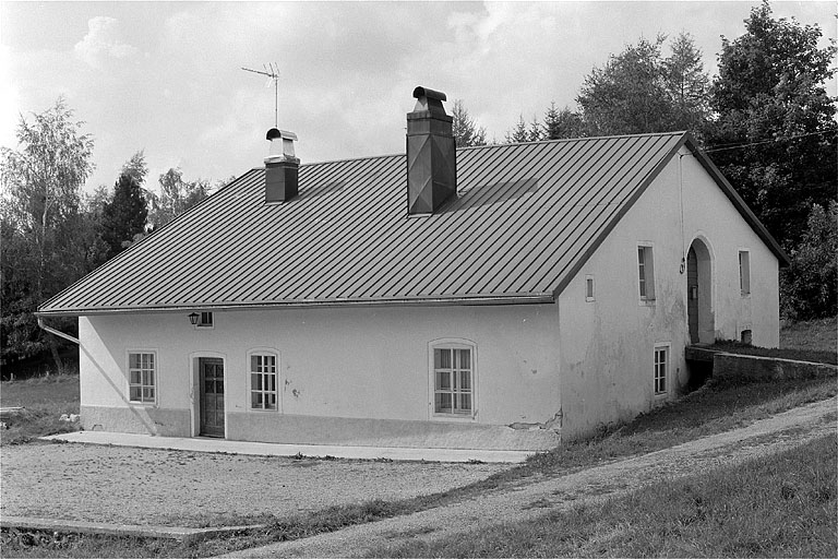 Vue générale de la ferme : façade antérieure et face droite.