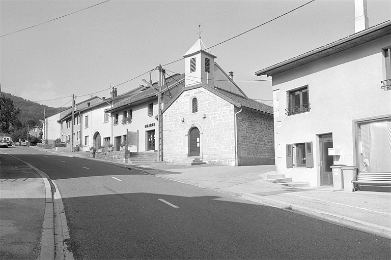 Rue principale du village et chapelle.