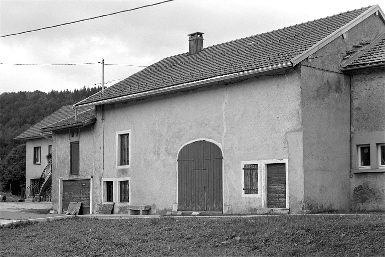 Façade sur rue avec les entrées du logis, de la grange et de l'étable.