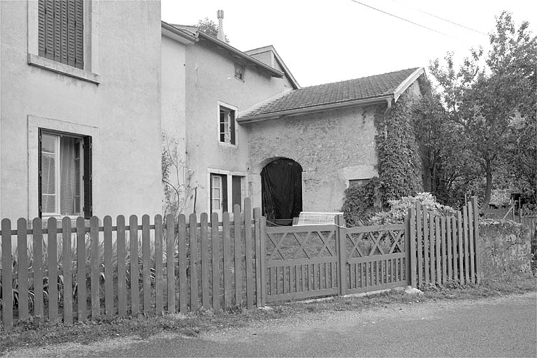 Entrée de grange sur une des fermes.