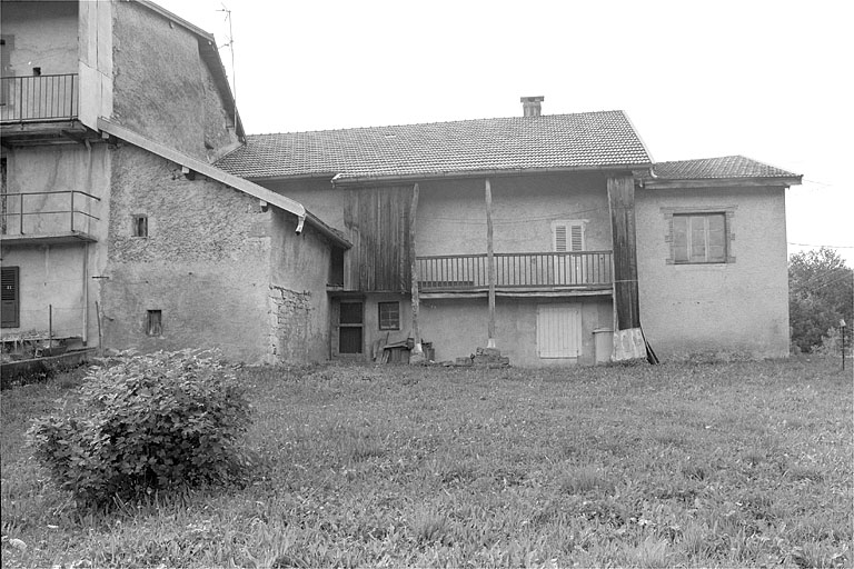 Façade postérieure, avec la porcherie en appentis et à droite l'atelier.