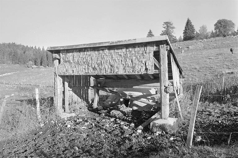 Façade antérieure d'un abreuvoir à Petite Joux.