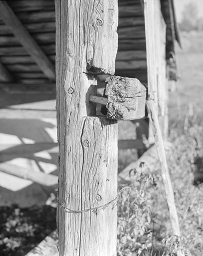 Assemblage à mi-bois poteaux-panne par une cheville.