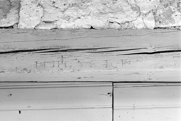 Date et inscription sur le linteau de la porte de l'étable.