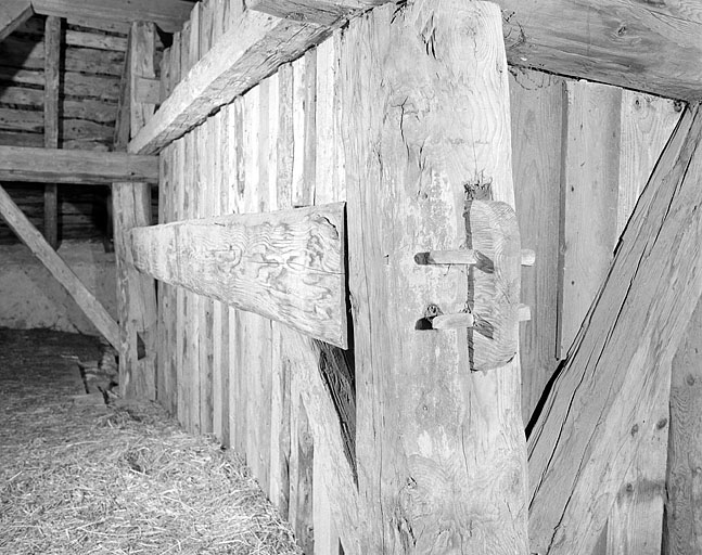 Assemblage de la charpente dans les combles.