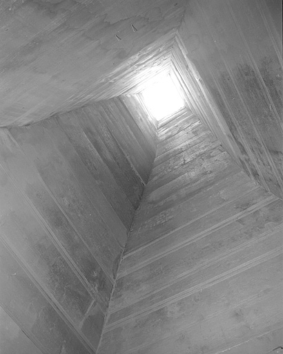 L'intérieur du conduit de la cheminée en bois.