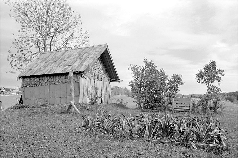 Le grenier fort aux côtés de la ferme.
