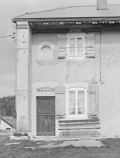 Façade antérieure, accès au logis.