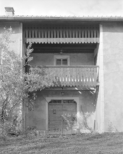 Galerie centrale sur la façade antérieure.