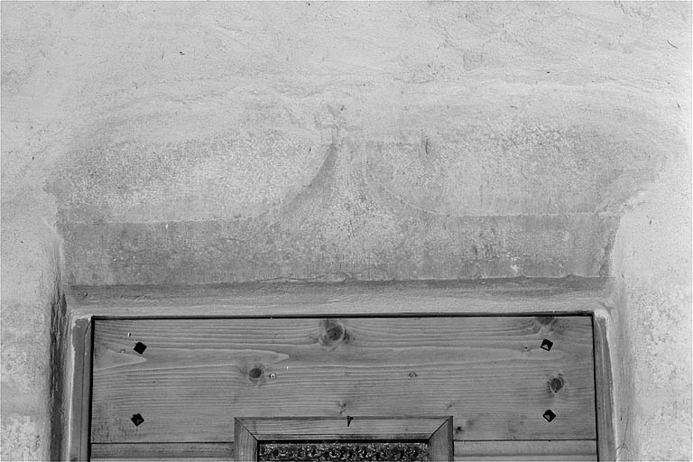 Linteau de la porte d'entrée en accolade.