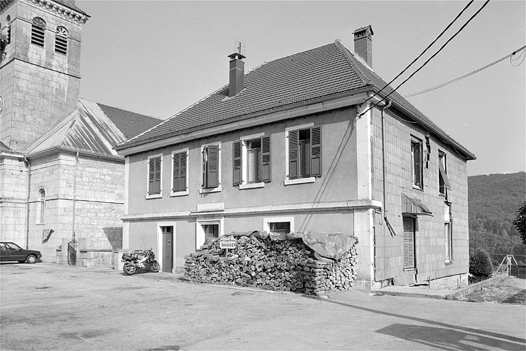 Vue générale depuis la place de l'Eglise.