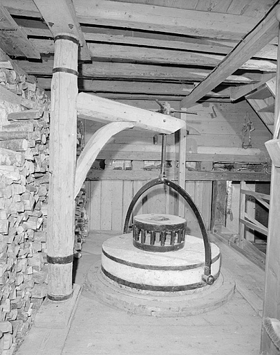 Meule gisante en place, potence pour habiller la meule.