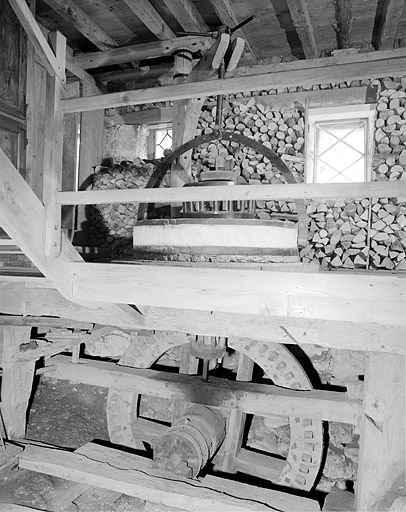 Ensemble meule et rouet.