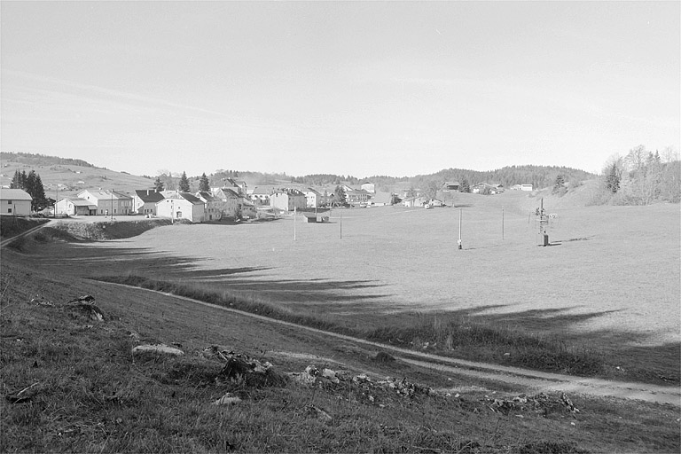 Le village de Lajoux depuis la route de la forêt du Massacre.