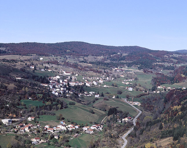 Le village de Septmoncel et ses hameaux sur l'Etain.