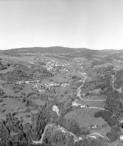 Le village de Septmoncel et le hameau de Montépile depuis le belvédère de la Cernaise.