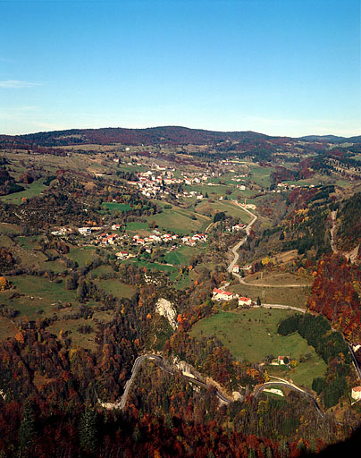 Le village de Septmoncel et le hameau de Montépile depuis le belvédère de la Cernaise.