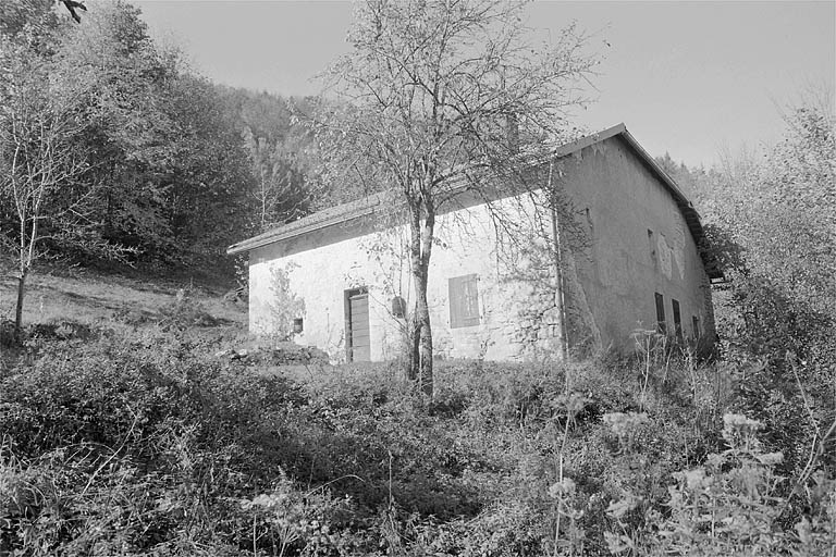 Façade antérieure et face est.
