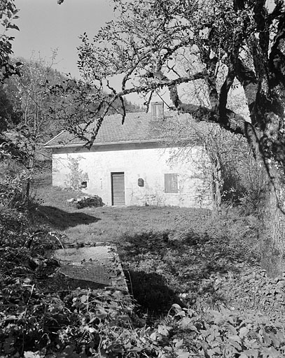 Façade antérieure et fontaine.