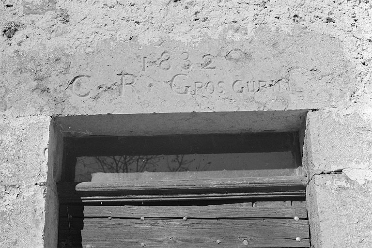 Inscription sur le linteau de la porte d'entrée.