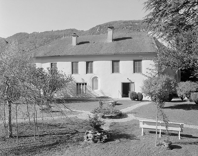 Façade principale, vue de face.