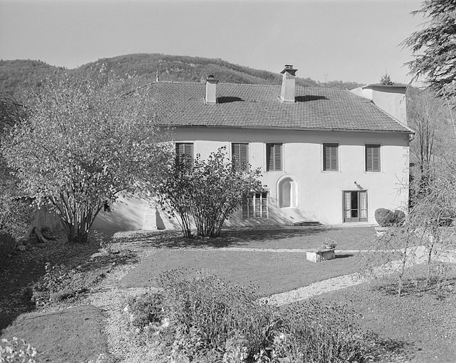 Façade principale, vue de trois quarts.