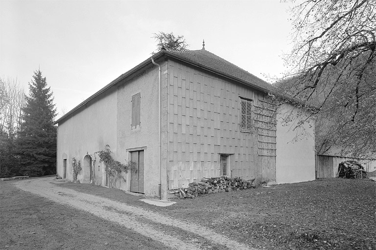 Face sud-ouest et façade postérieure.