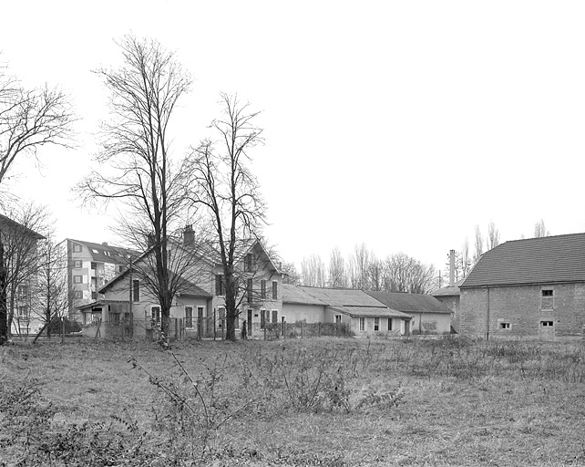Logement, bureau et pièces d'affinage depuis l'ouest.