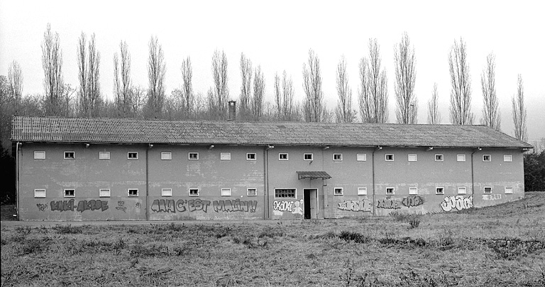 Magasin industriel.Stockage de crèmes de gruyère de l'usine Grosjean.
