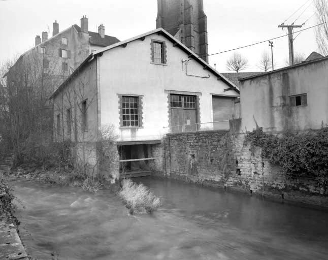 La salle des machines et la remise depuis la rive droite.