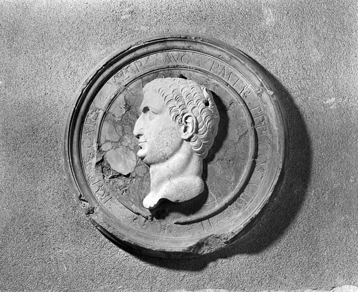 Décor de 6 bas-reliefs, galerie du premier étage : tête de l'empereur Titus dans un médaillon.