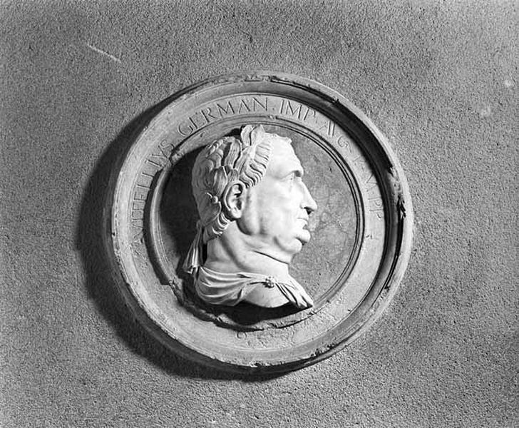 Décor de 6 bas-reliefs, galerie du premier étage : tête de l'empereur Vitellius dans un médaillon.