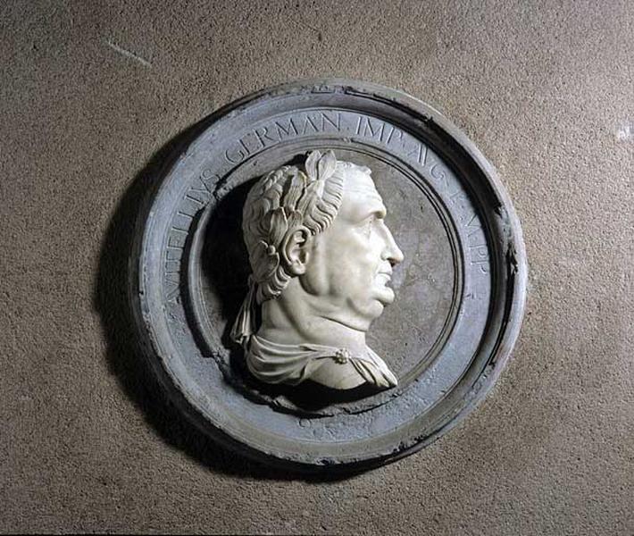 Décor de 6 bas-reliefs, galerie du premier étage : tête de l'empereur Vitellius dans un médaillon.