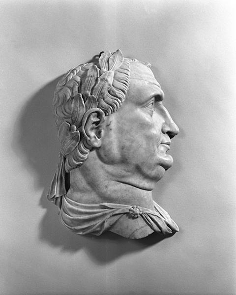 Décor de 6 bas-reliefs, galerie du premier étage : tête de l'empereur Vitellius.