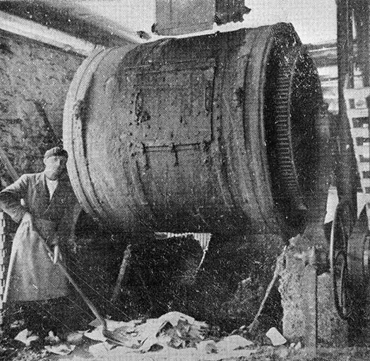 Chargement des vieux papiers et balles de cellulose dans un tambour de macération et malaxage.