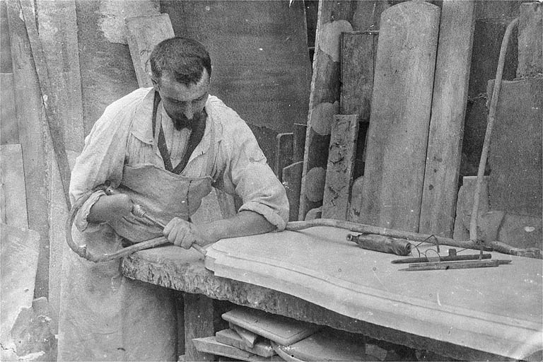 Ouvrier sculptant un dessus de cheminée ou de table.